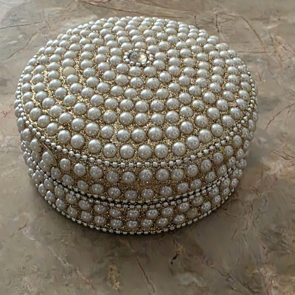 Vintage -.Elegant Pearl Embellished Women’s Jewelry Box